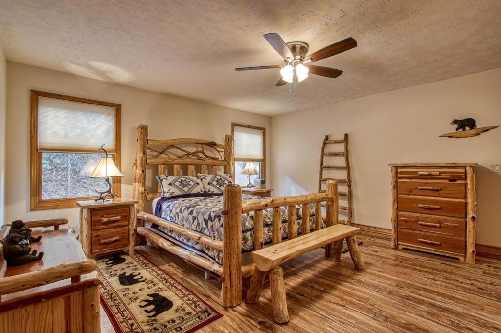 The Nuthouse Ii, Pool Table, Wifi, 1089 Free Tickets Each Paid Day, Dollywood And More Sevierville Ruang foto