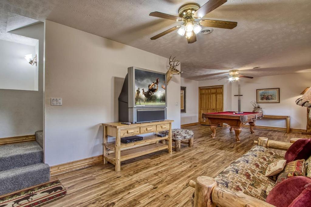 The Nuthouse Ii, Pool Table, Wifi, 1089 Free Tickets Each Paid Day, Dollywood And More Sevierville Ruang foto